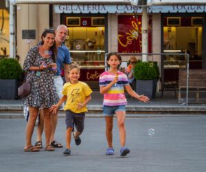Finale Ligure, Piazza Vittorio Emanuele II, passeggiata in famiglia