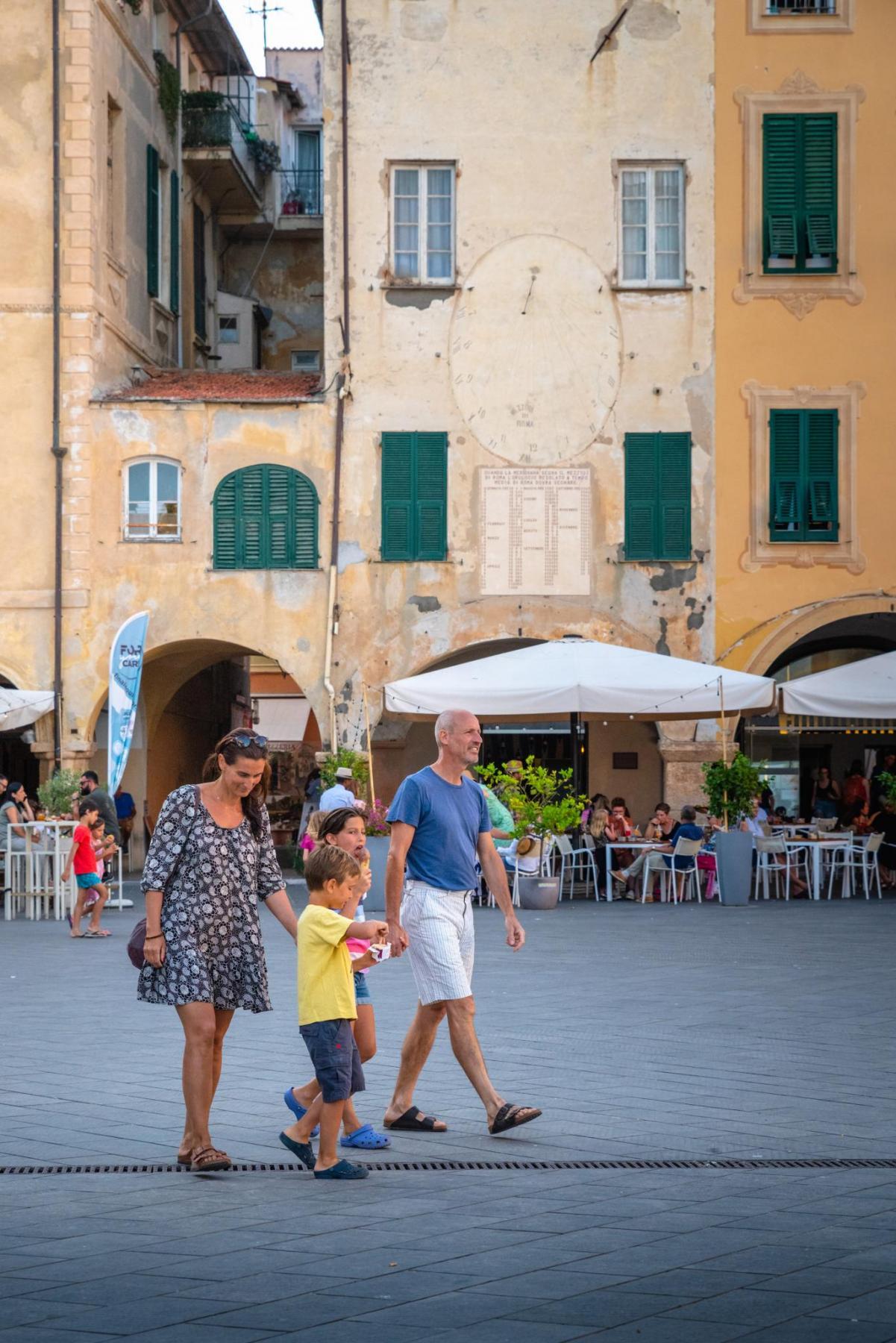 Finale Ligure, Piazza Vittorio Emanuele II, passeggiata in famiglia