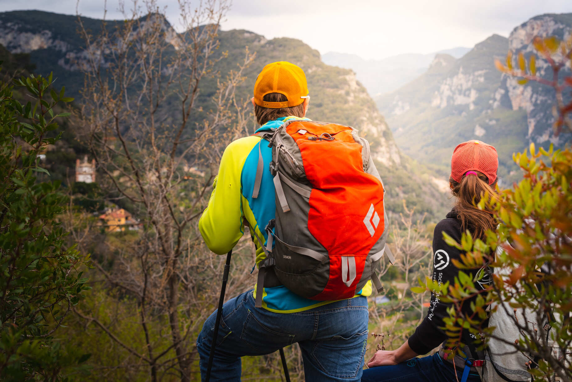Hikers davanti al panorama finale autunno
