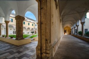 Abbazia dei Padri Benedettini di Finalpia_il chiostro 2