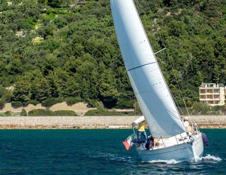 Barca a vela nel Santuario Pelagos – ESCURSIONI LIGURIA