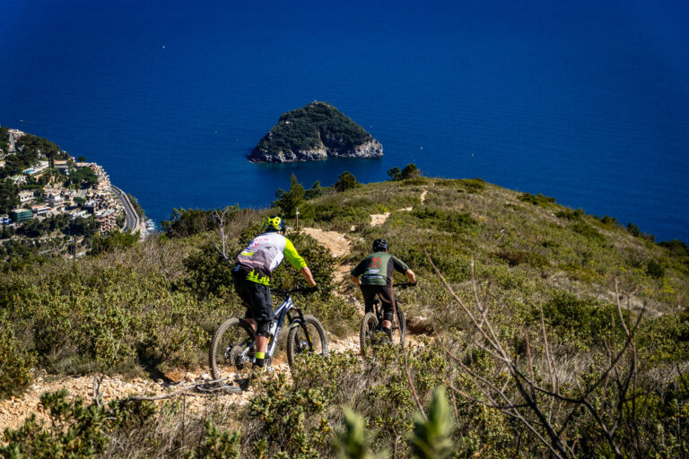 due persone in bici