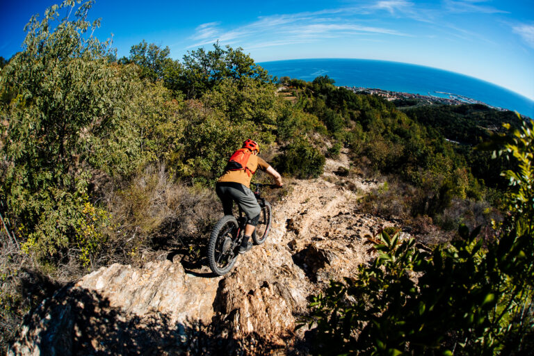 uomo in mTB
